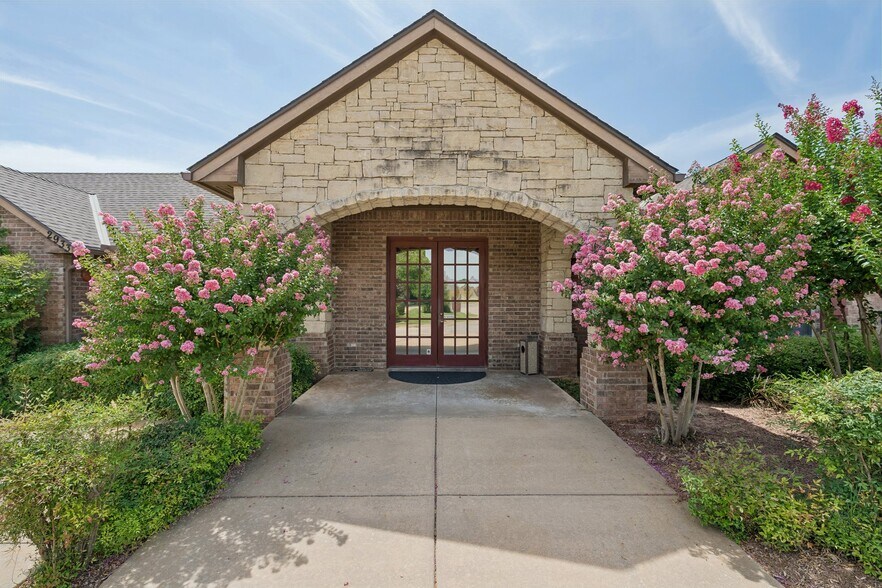 More Photos Of 2933 S Bryant Ave, Edmond Office For Sale