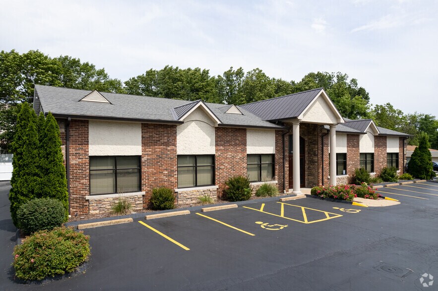 More Photos Of 11647 Gravois Rd, Saint Louis Office For Sale