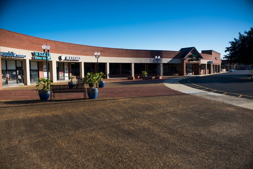 More Photos Of 1100 Eisenhower Dr, Savannah Freestanding For Lease