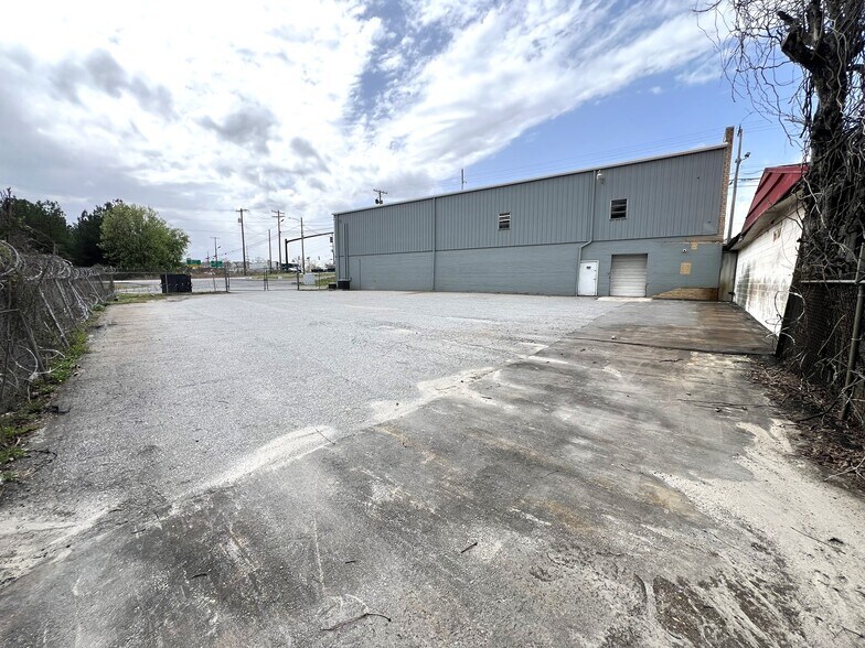 More Photos Of 2304 N Chester St, Gastonia Warehouse For Sale
