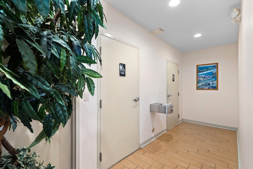 More Photos Of 2909-2911 E Commercial Blvd, Fort Lauderdale Storefront Retail Residential For Sale