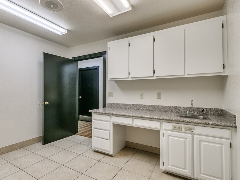 More Photos Of 2124 S Shadowlake, Oklahoma City Medical For Lease