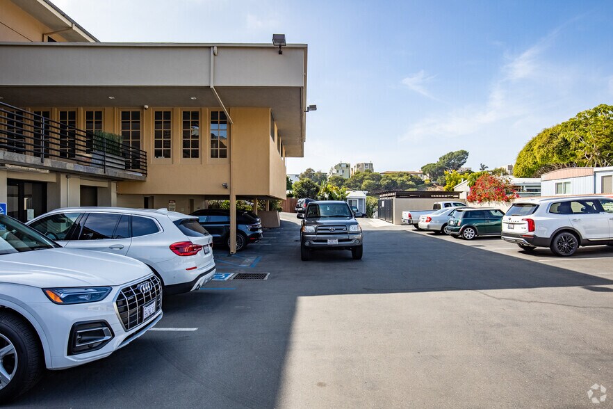 More Photos Of 555 Pier Ave, Hermosa Beach General Retail For Sale