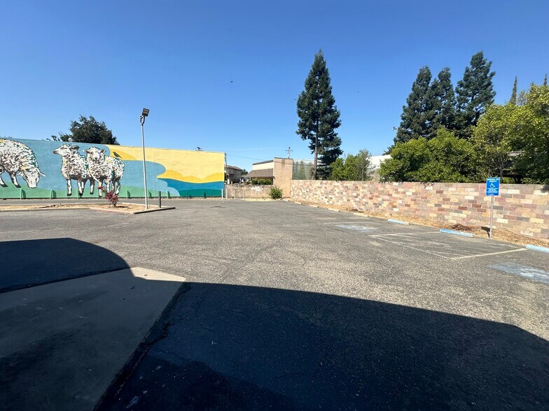 More Photos Of 316 W F St, Oakdale Storefront Retail Office For Lease