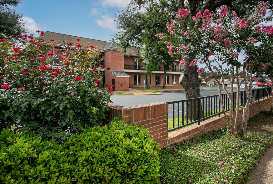 More Photos Of 3300 S Broadway Ave, Tyler Unknown For Lease