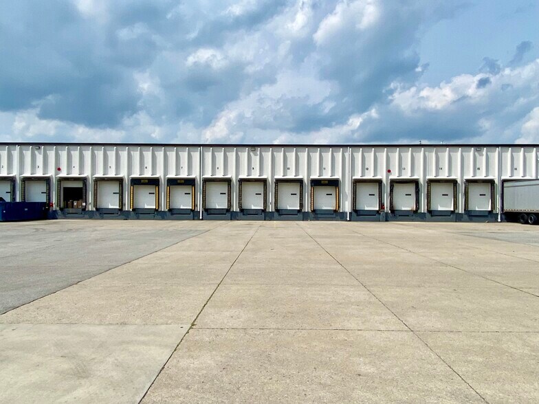 More Photos Of 333 S Franklin Rd, Indianapolis Warehouse For Lease