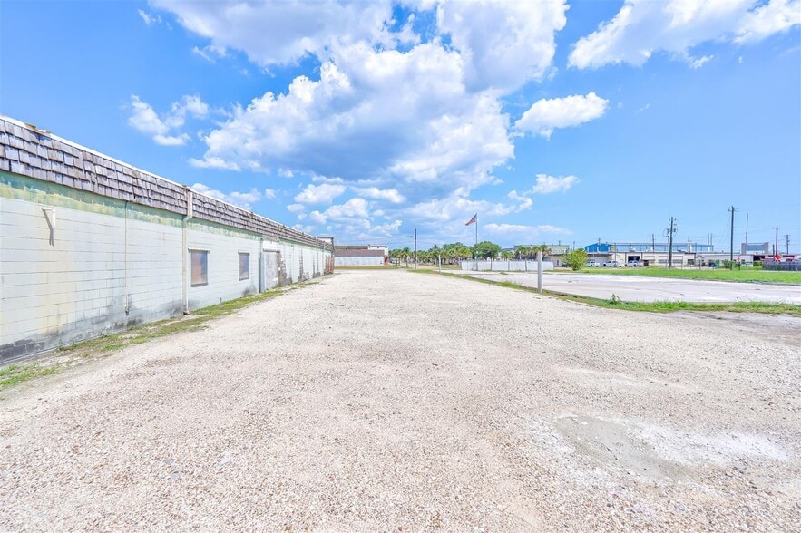 More Photos Of 101 W 4th St, Freeport Warehouse For Sale