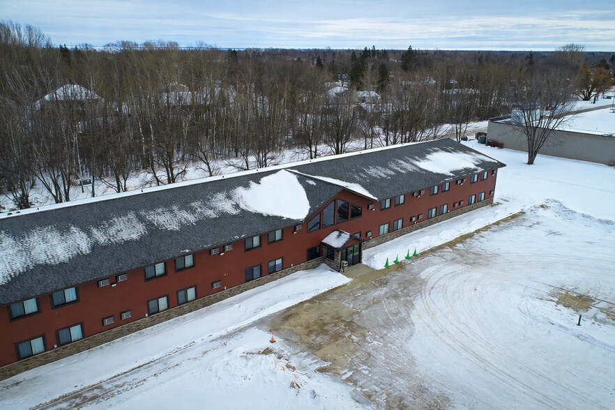 More Photos Of 406 Main Ave NE, Warroad Hotel For Sale