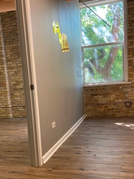 More Photos Of 1633 N Hamlin Ave, Chicago Office For Lease