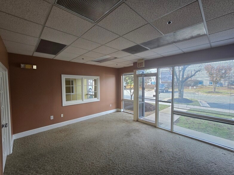 More Photos Of 44642 Guilford Dr, Ashburn Light Distribution For Lease