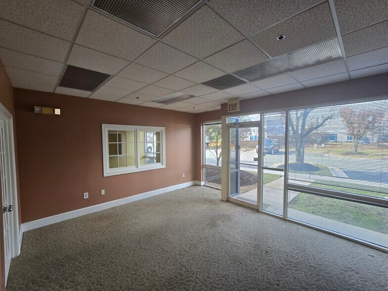 More Photos Of 44642 Guilford Dr, Ashburn Light Distribution For Sale