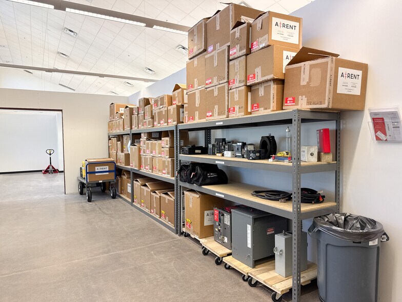 More Photos Of 600 S 1st St, Rogers Warehouse For Lease