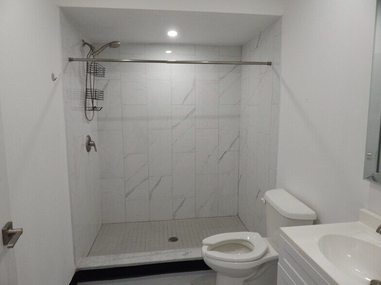 More Photos Of 168-178 Barton St, Hamilton Unknown For Lease