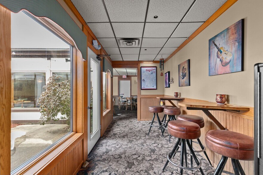 More Photos Of 1101 W North Ave, Little Chute Restaurant For Lease