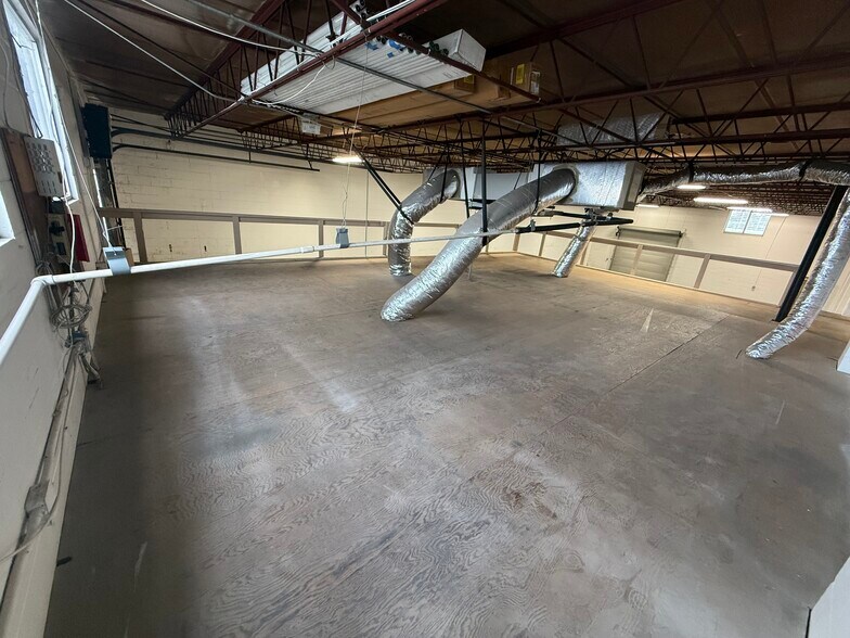 More Photos Of 2100-2122 W Central Blvd, Orlando Distribution For Lease