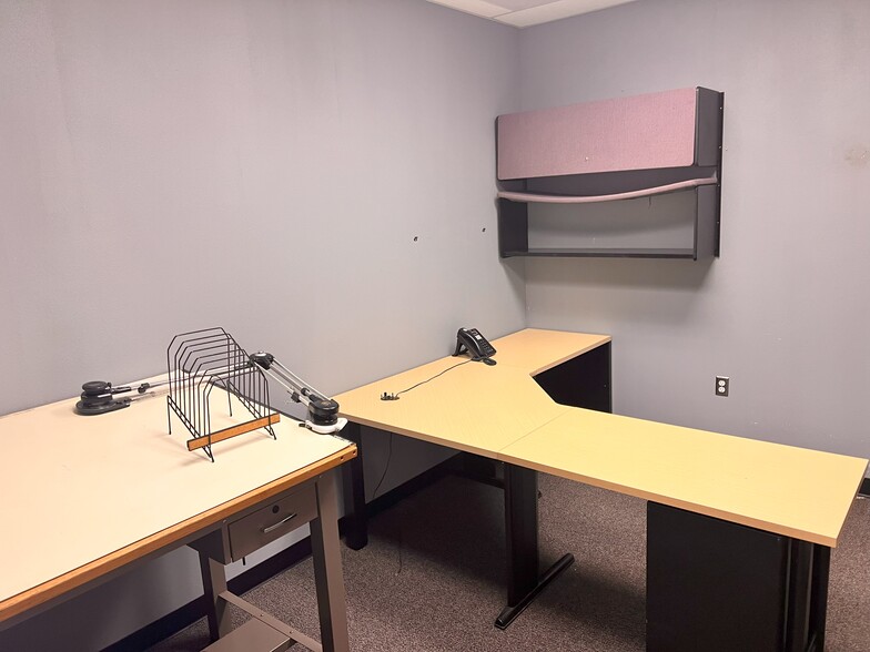 More Photos Of 580 Portland Ave, Gladstone Freestanding For Lease