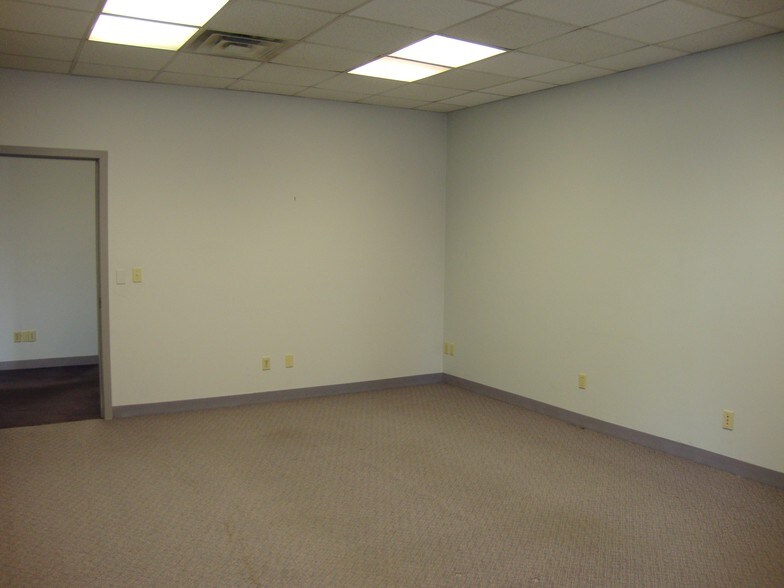 More Photos Of 100 Jefferson Blvd, Warwick Office For Lease