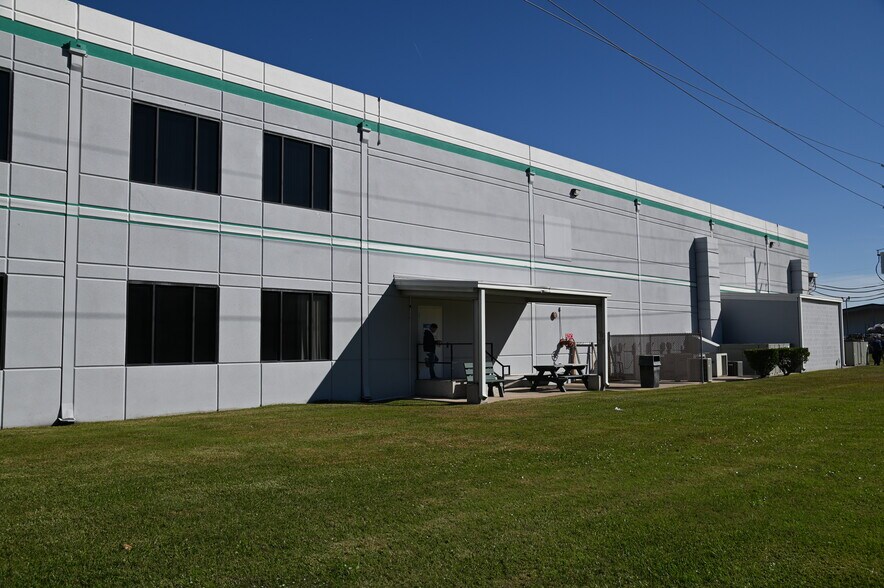 More Photos Of 8640 N Eldridge Pky, Houston Flex For Lease