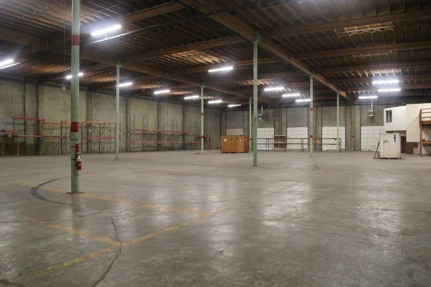 More Photos Of 3400 NE Columbia Blvd, Portland Warehouse For Lease