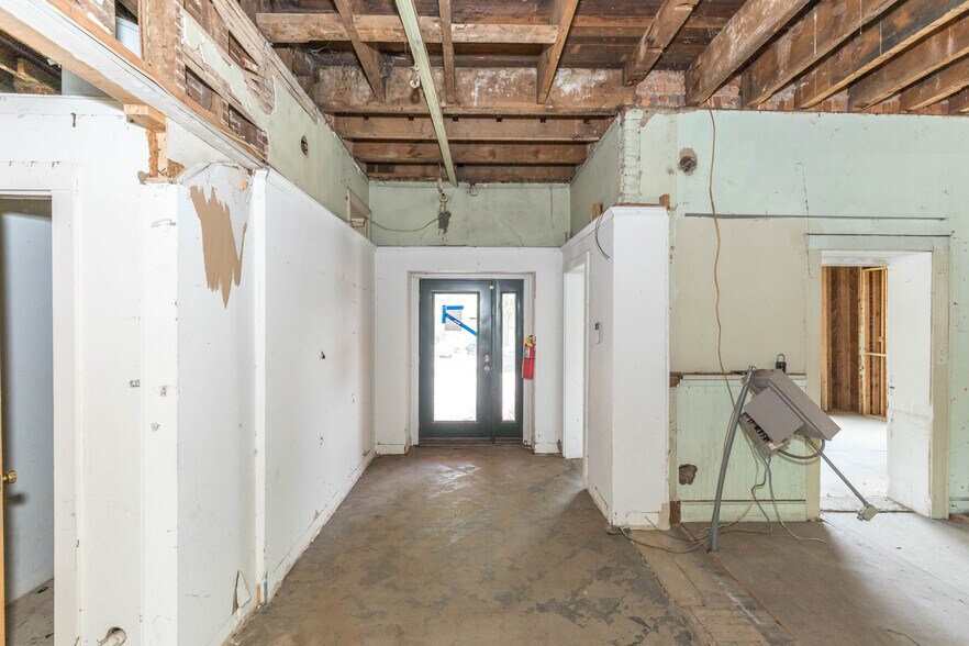 More Photos Of 1340 W Main St, Wytheville Loft Creative Space For Sale