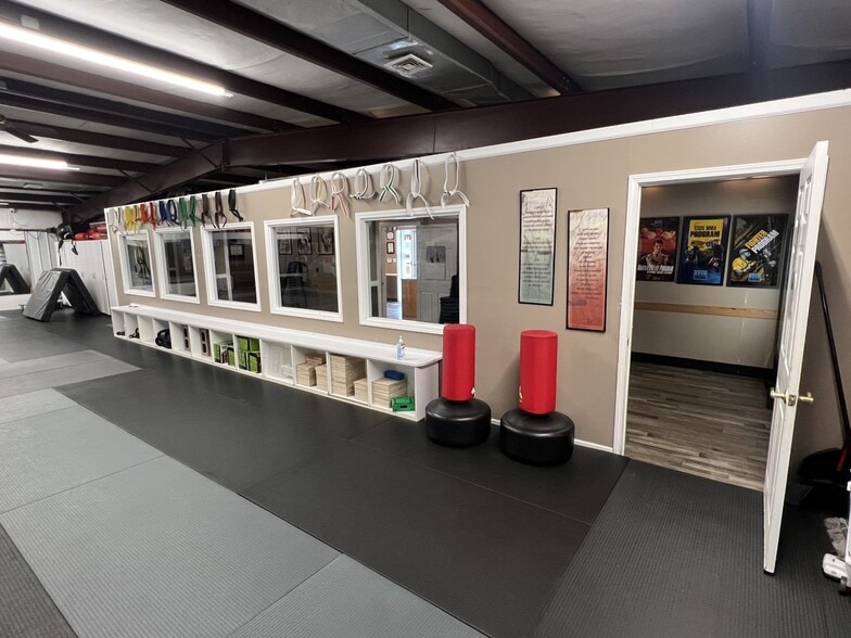 More Photos Of 211 W Dunbar Cave Rd, Clarksville Warehouse For Sale