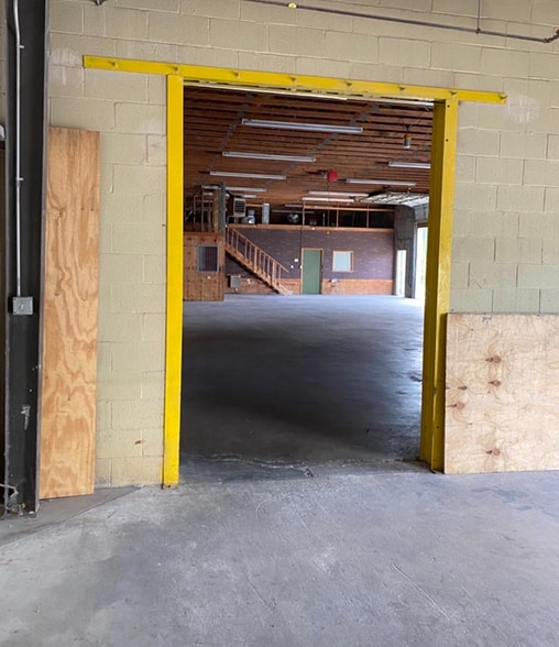 More Photos Of 1507 E Sugar Creek Rd, Charlotte Warehouse For Lease