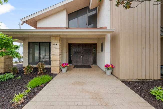 More Photos Of 1719 E 71st St, Tulsa Office Residential For Sale