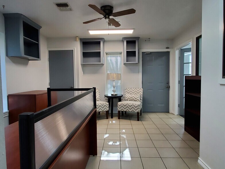 More Photos Of 2409 Maxwell Ln, Deer Park Office For Lease