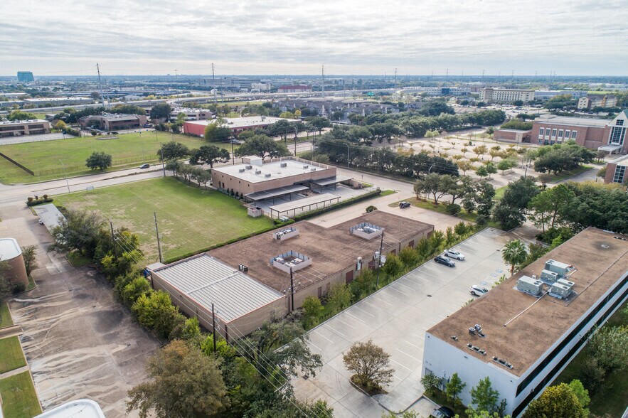 More Photos Of 3737 Westcenter Dr, Houston Manufacturing For Lease