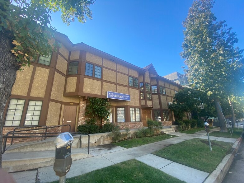 More Photos Of 22110 Clarendon St, Woodland Hills Office For Lease
