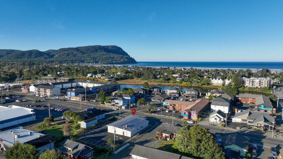 More Photos Of 809 S Holladay Dr, Seaside Showroom For Sale