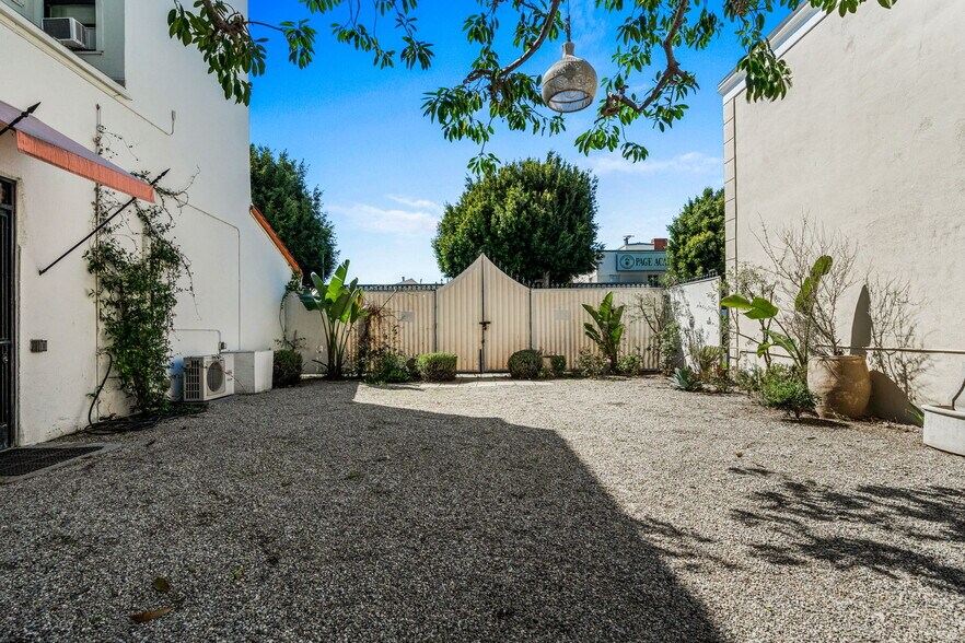 More Photos Of 1020-1024 S Robertson Blvd, Los Angeles Freestanding For Lease
