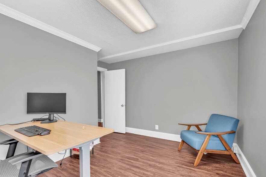 More Photos Of 1758 Memorial Dr, Clarksville Medical For Lease