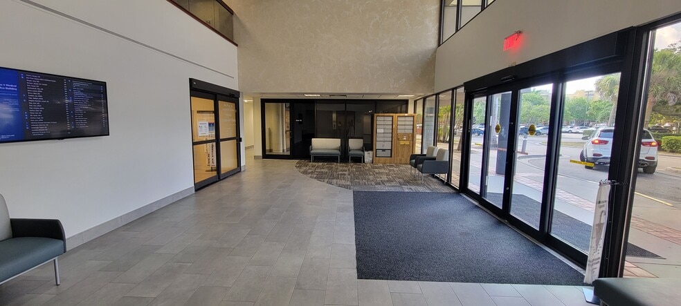 More Photos Of 800 Goodlette Rd N, Naples Medical For Lease