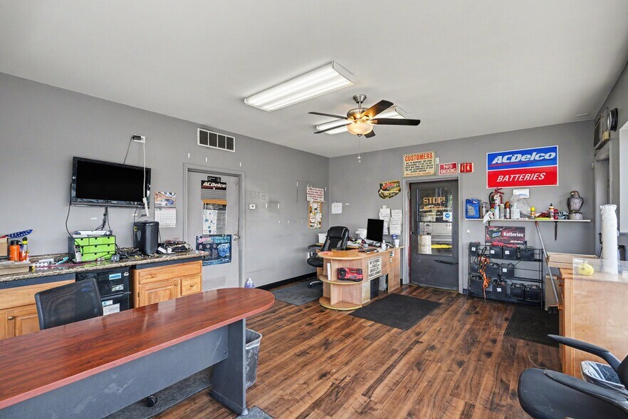 More Photos Of 3528 Harrison Ave, Cincinnati Auto Repair For Sale