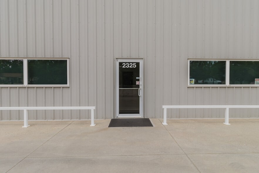 More Photos Of 2325 S Crest St, Wichita Warehouse For Sale