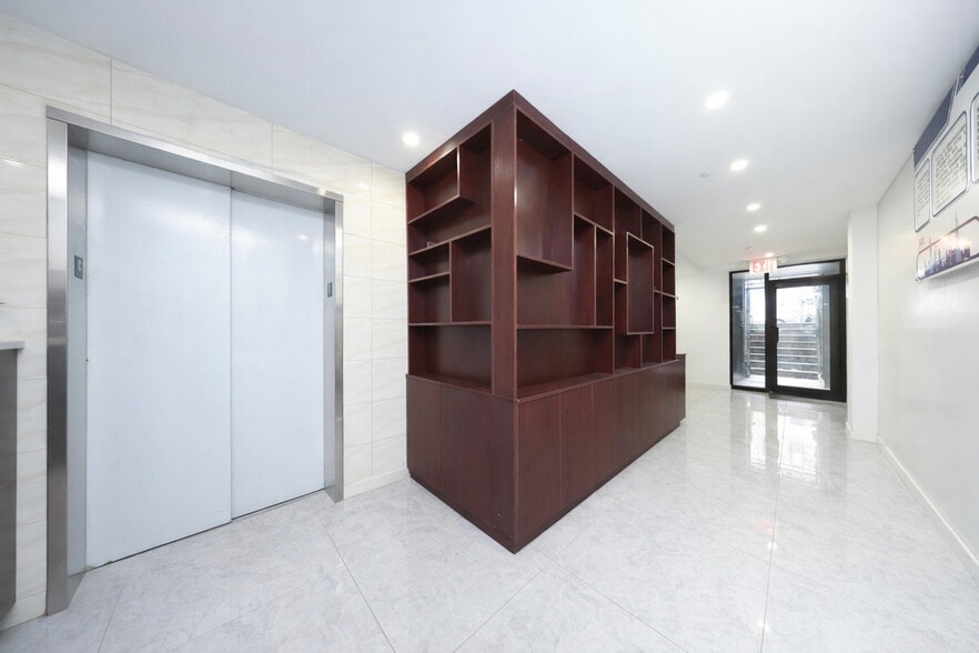 More Photos Of 5811 6th Ave, Brooklyn Office For Sale