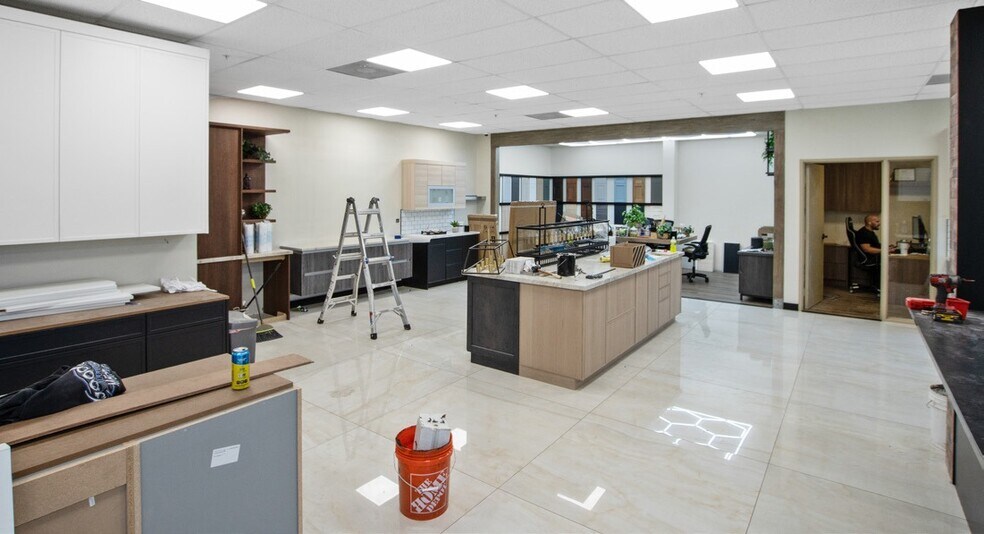 More Photos Of 23619 N 35th Dr, Glendale Warehouse For Lease