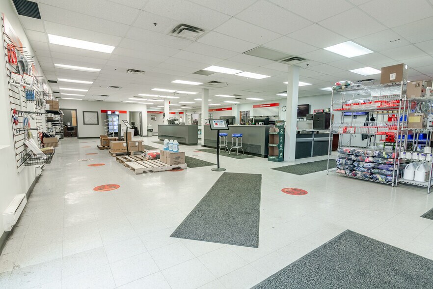 More Photos Of 1283 Algoma Rd, Gloucester Showroom For Lease