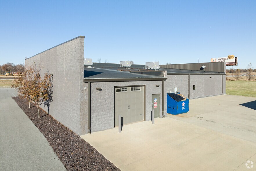 More Photos Of 1208 Donna Dr, Carterville Freestanding For Sale