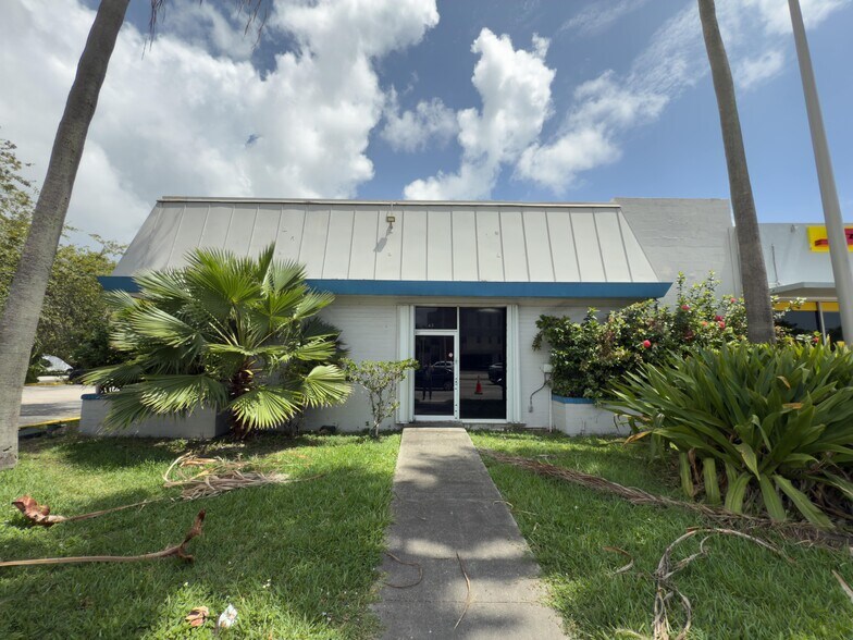 More Photos Of 1813 NE 163rd St, North Miami Beach Freestanding For Lease
