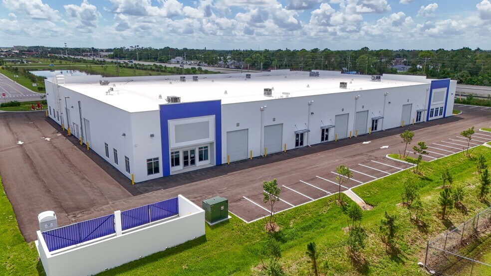 More Photos Of 16996 Domestic Ave, Fort Myers Flex For Lease