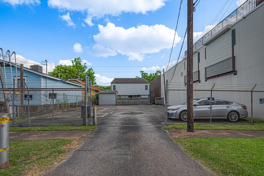 More Photos Of 1914 N Memorial Way, Houston Office For Lease