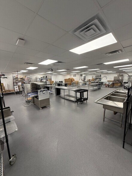 More Photos Of 117 Austin St, Garland Warehouse For Lease