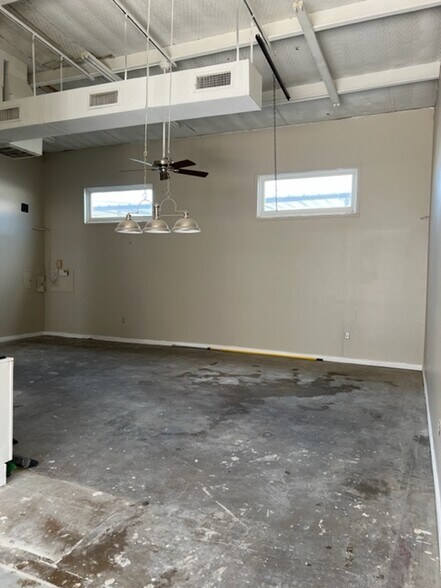 More Photos Of 11166 Ables Ln, Dallas Warehouse For Lease