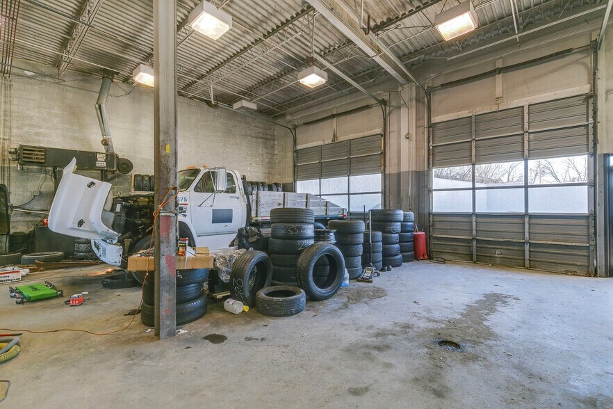 More Photos Of 508 Henslee Dr, Dickson Service Station For Sale