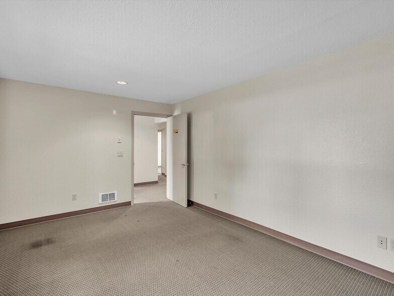 More Photos Of 7522 221st Pl SW, Edmonds Office For Sale