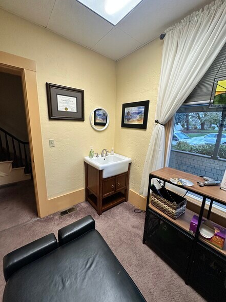 More Photos Of 830 Saginaw St S, Salem Medical For Sale