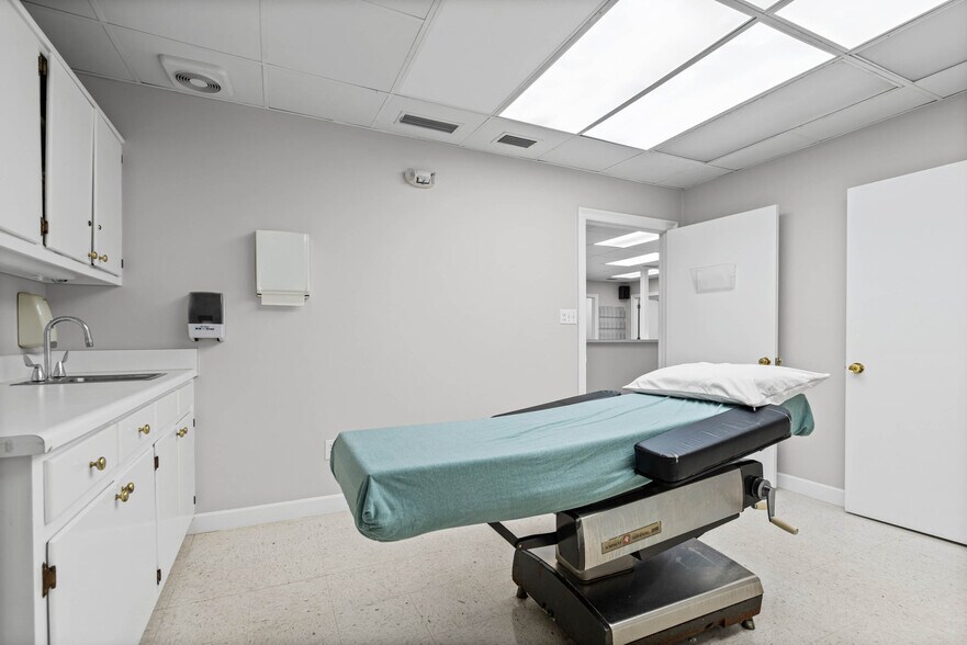 More Photos Of 3664 College Ln S, Mobile Medical For Sale