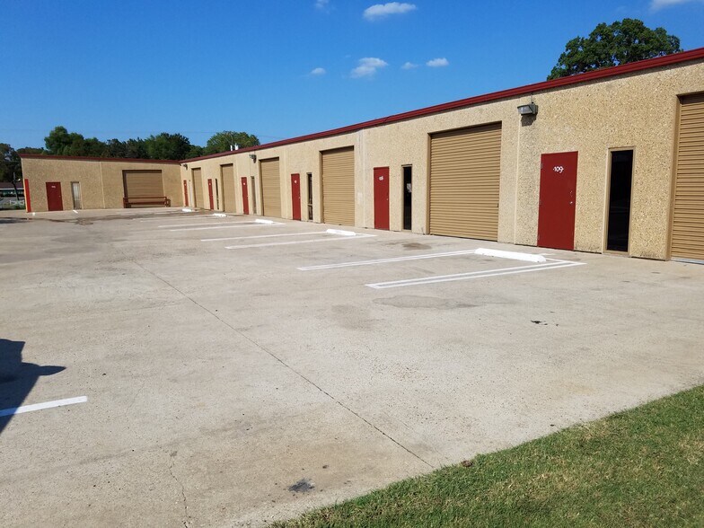 More Photos Of 3880 Ledbetter Dr W, Dallas Flex For Lease